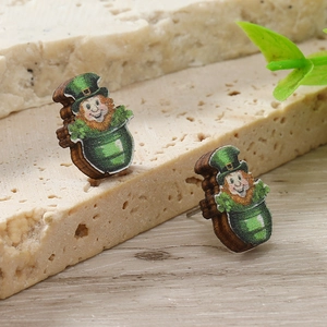 Dettaglio di orecchini in legno di San Patrizio con stampa Leprechaun su base in pietra