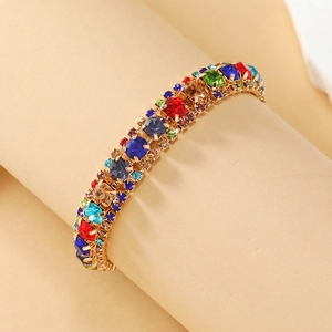 Gedetailleerde opname van Boheemse gouden armband met gekleurde kristallen in macroview