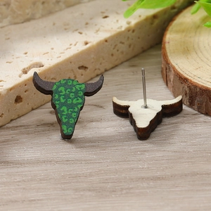 Dettaglio fronte e retro di orecchini in legno a testa di toro con glitter verdi