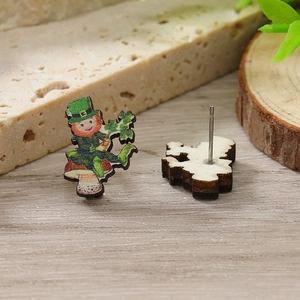 Dettaglio di orecchini a lobo in legno con stampa leprechaun per San Patrizio