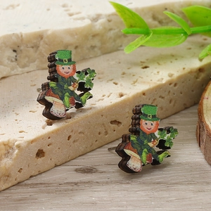 Dettaglio di orecchini in legno per San Patrizio con leprechaun e trifoglio