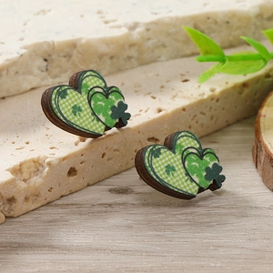 Dettaglio di orecchini a cuore in legno con trifoglio verde per San Patrizio