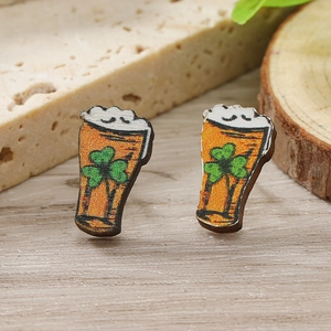 Dettaglio di orecchini in legno per San Patrizio con design boccale di birra