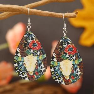 Holzohrringe in Tropfenform mit Boho-Kuhschädel, roten Blumen und Leopardenmuster