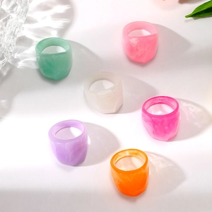 Set di sei anelli colorati in resina acrilica dal design geometrico marmorizzato