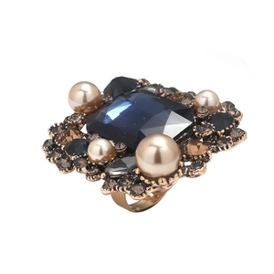 Detail view of retro palace ring with blue gemstone, champagne pearls and crystal inlay