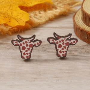 Vista macro de pendientes de cabeza de toro con motivos de madera moteada marrón