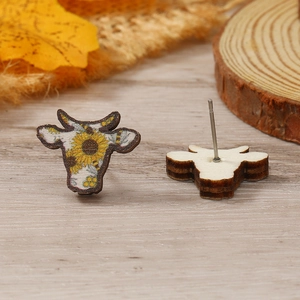 Detalle de la parte frontal y posterior de pendientes de madera cabeza de toro con girasol