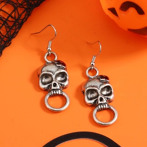 Vintage zilveren schedel oorbellen met rode strik op Halloween achtergrond