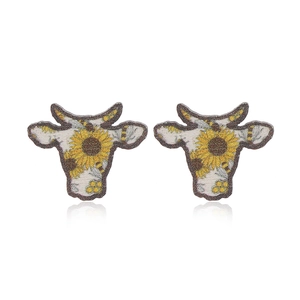 Pendientes de cabeza de toro con diseño de girasoles y una estética rústica vintage