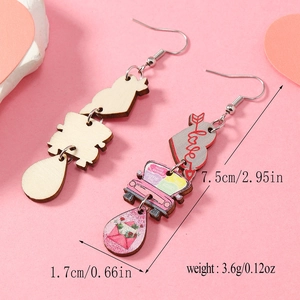Vue détaillée des boucles d'oreilles en bois avec cœur rose et motif de voiture