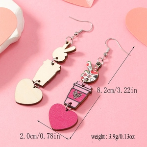 Détail de boucles d'oreilles en bois en forme de cœur et café rose avec dimensions