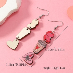 Détails des boucles d'oreilles en bois cœur et tasse de thé avec motifs et dimensions