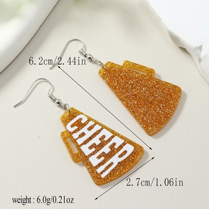 Detailansicht der gold glitzernden Cheer-Megaphon-Ohrringe mit CHEER-Text und Maßen