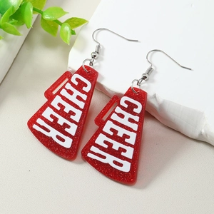 Rote Glitzer-Acryl-Ohrringe in Megaphon-Form mit CHEER-Aufdruck auf weißem Stein