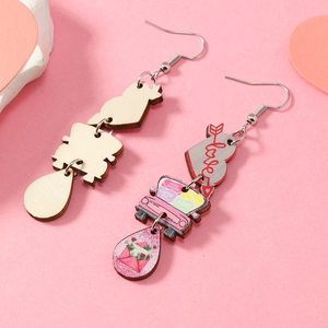 Détail de boucles d'oreilles cœur en bois avec voiture rose et motif enveloppe d'amour