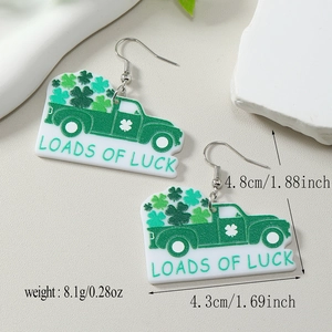 Détail des boucles d'oreilles St. Patrick montrant la hauteur 4,8cm et le poids 8,1g