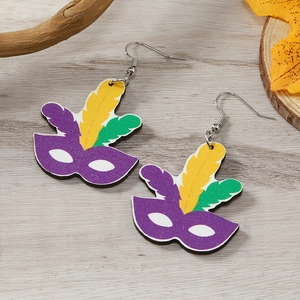 Détail de boucles d'oreilles masque de carnaval avec plumes violettes, jaunes et vertes