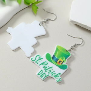 Détail macro de boucles d'oreilles St. Patrick avec chapeau vert et texte festif
