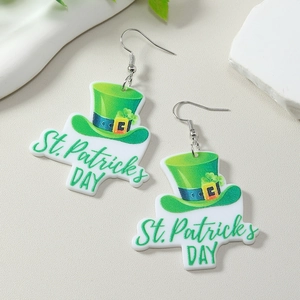 Boucles d'oreilles St. Patrick en acrylique avec chapeau vert et crochets argentés
