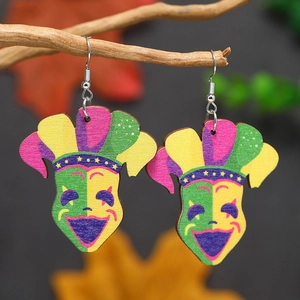 Détail de boucles d'oreilles masque de Mardi Gras avec imprimé plumes colorées sur bois