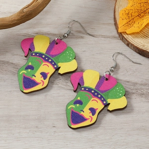 Détail de boucles d'oreilles de carnaval avec pendentifs masques de clown colorés en bois