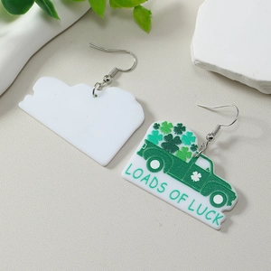 Détail de boucles d'oreilles en acrylique Saint-Patrick avec camion vert et texte
