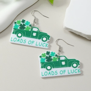 Boucles d'oreilles St. Patrick en acrylique avec camion de trèfles et texte Loads of Luck