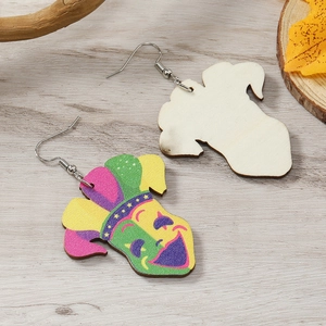 Vue détaillée des boucles d'oreilles clown Mardi Gras en bois imprimé sur fond rustique