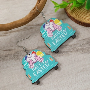 Detail van Happy Easter oorbellen met blauwe vrachtwagen, konijn en gekleurde eieren