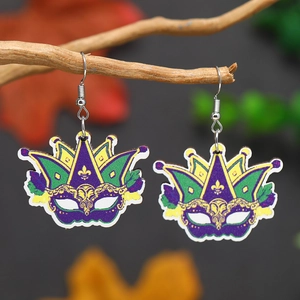 Détail de boucles d'oreilles masque de carnaval avec motifs plumes violet vert et or