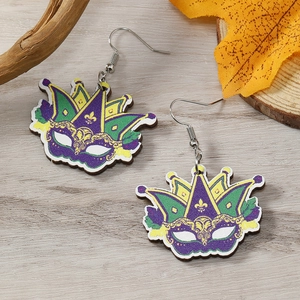 Détail de boucles d'oreilles masque Mardi Gras avec motifs violets verts et jaunes sur bois