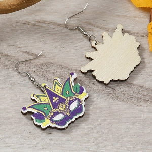Détail montrant les boucles d'oreilles en bois Mardi Gras avec motif de carnaval