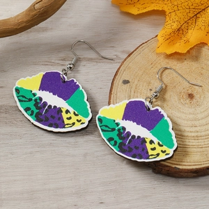 Détail de boucles d'oreilles en bois en forme de lèvres avec motifs colorés et crochets argent