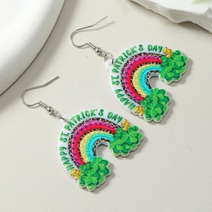 Détail de boucles d'oreilles arc-en-ciel pour la St Patrick avec trèfles et pièces