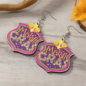 Détail de boucles d'oreilles Mardi Gras en forme de bouclier avec fleur de lys
