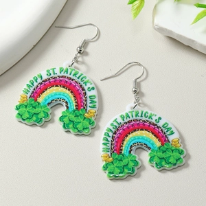 Gros plan sur les boucles d'oreilles arc-en-ciel de la Saint-Patrick avec trèfles et pièces