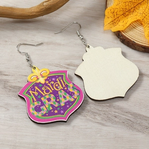 Détail de boucles d'oreilles Mardi Gras en bois avec motif à carreaux violet or et vert