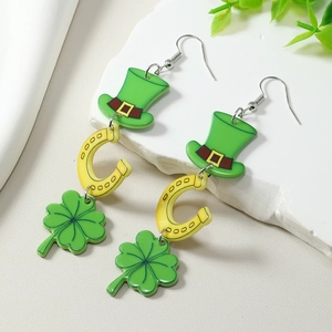 Boucles d'oreilles St. Patrick en acrylique avec chapeau vert, fer à cheval et trèfle
