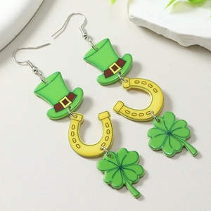 Détail de boucles d'oreilles St. Patrick avec chapeau vert, fer à cheval et trèfles