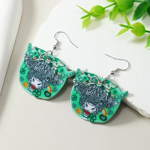 Boucles d'oreilles vache Highland pour la Saint-Patrick avec motifs trèfles et arc-en-ciel