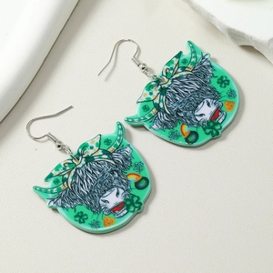 Détails des boucles d'oreilles vache des Highlands pour la Saint-Patrick avec trèfle vert