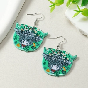 Vue macro des boucles d'oreilles vache avec trèfles de la Saint-Patrick sur pierre