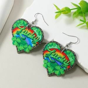 Détail de boucles d'oreilles en forme de cœur St. Patrick avec texte Lucky et trèfles