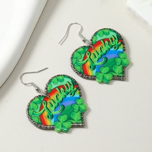Vue détaillée de boucles d'oreilles cœur Saint-Patrick avec trèfle et motif Lucky