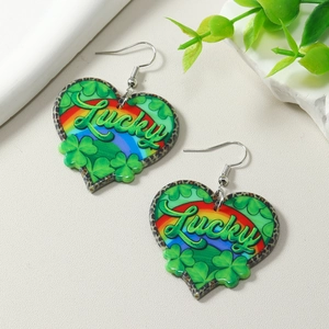 Détail de boucles d'oreilles cœur avec texte Lucky et trèfle pour la Saint-Patrick