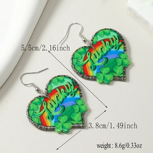 Détails de taille et de poids des boucles d'oreilles cœur Lucky avec trèfle arc-en-ciel
