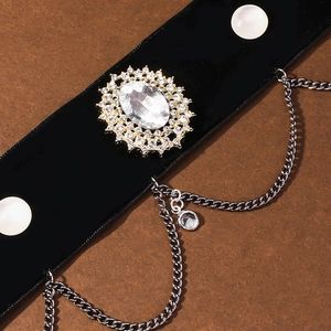 Choker élégant en velours noir avec pendentif tournesol en cristal et doubles chaînes
