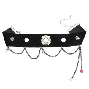Ras de cou gothique en velours noir avec gemme ovale, chaînes et pendentif croix