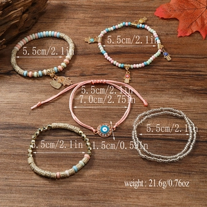 Detail eines 5-teiligen Boho-Perlenarmband-Sets mit bösem Blick und Hamsa-Hand-Anhängern